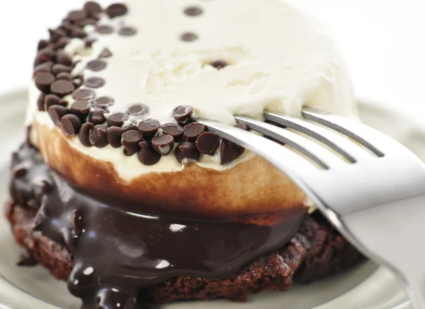 Brownie fudge com sorvete — Fotografia de Stock