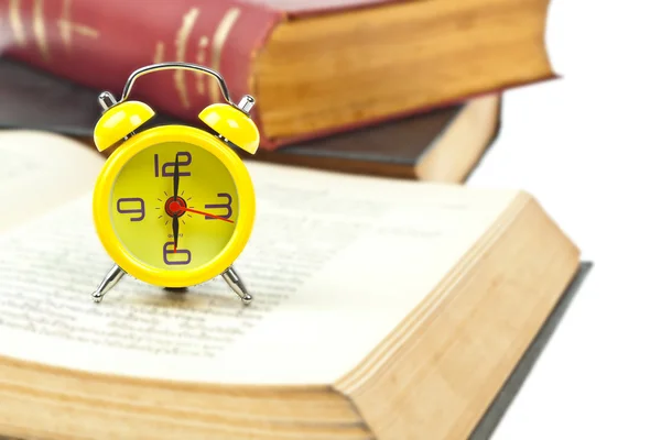 Horloge et livre comme concept de gestion du temps — Photo