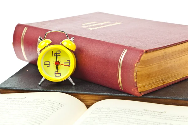 Relógio e livro como conceito de gestão do tempo — Fotografia de Stock