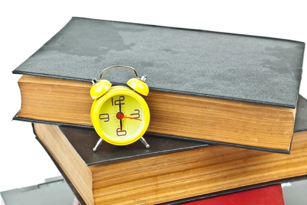 Relógio no livro como conceito de gerenciamento de tempo — Fotografia de Stock