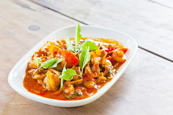 Comida tailandesa, Cerdo, Jabalí picante mezclado con especias en el plato —  Fotos de Stock