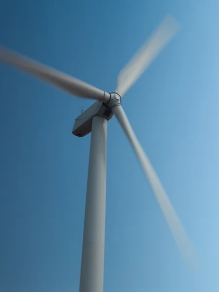 Вращение ветряных турбин — стоковое фото