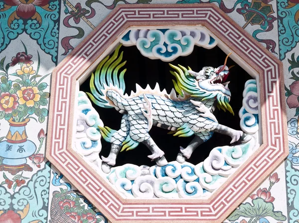 Скульптура дракона на стене храма — стоковое фото