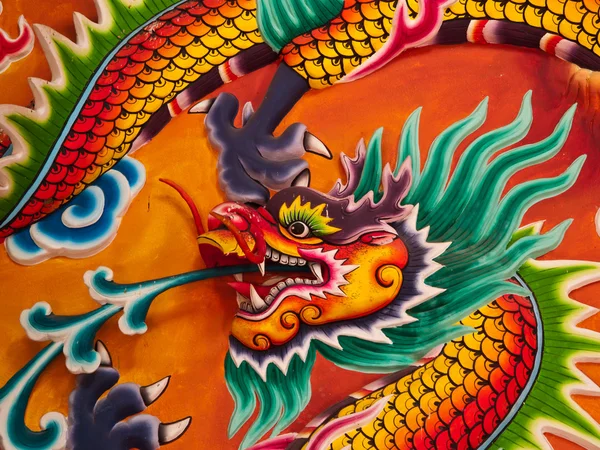 Escultura de dragão na parede do templo — Fotografia de Stock