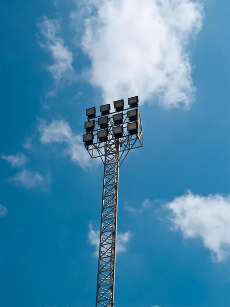 足球体育场泛光的灯对蓝蓝的天空 — 图库照片