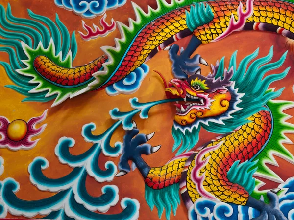 Скульптура дракона на стене храма — стоковое фото