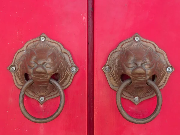Poignée de porte à tête de lion à une porte de temple — Photo