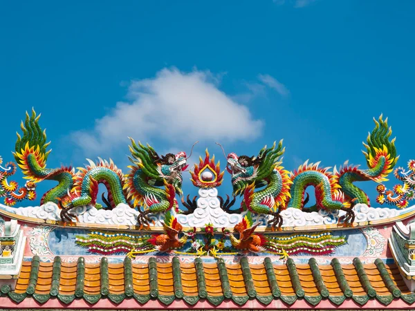 Скульптура дракона на крыше храма — стоковое фото