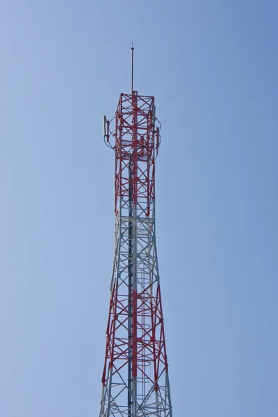 Κινητό τηλέφωνο επικοινωνίας επαναλήπτη πύργο κεραιών — Φωτογραφία Αρχείου