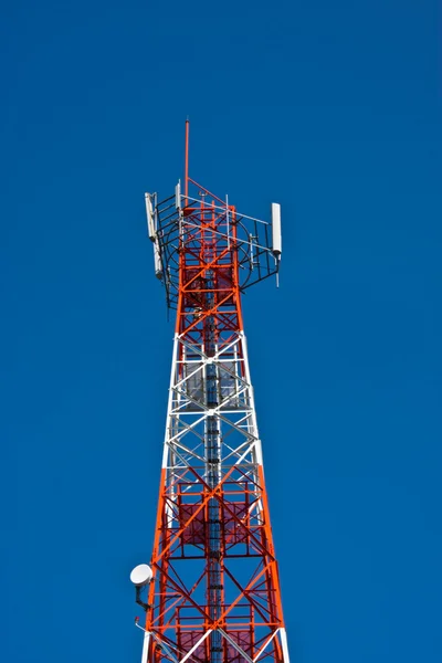 Torre da antena do repetidor de comunicação do telefone móvel — Fotografia de Stock