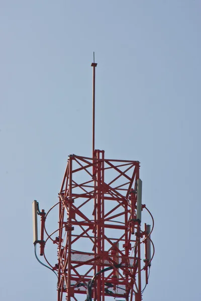 Mobiele telefoon communicatie repeater antenne toren — Stockfoto