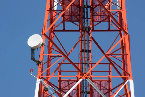 Tour d'antenne de répéteur de communication de téléphone portable — Photo