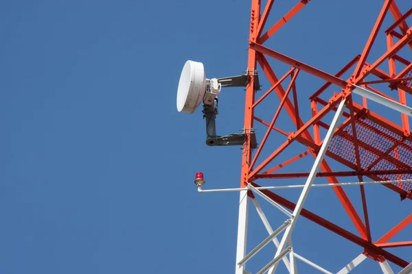 Teléfono móvil repetidor de comunicación torre de antena — Foto de Stock