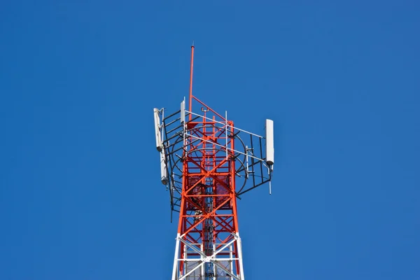 Мобільний телефонний зв'язок ретранслятор антенна вежа — стокове фото