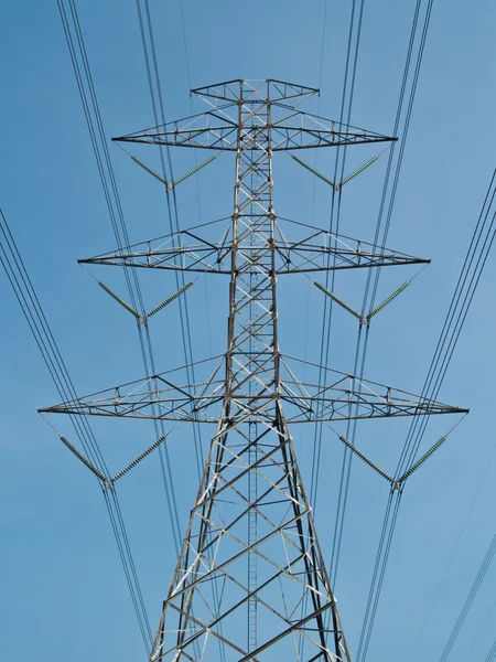 Yüksek voltajlı elektrik direği — Stok fotoğraf