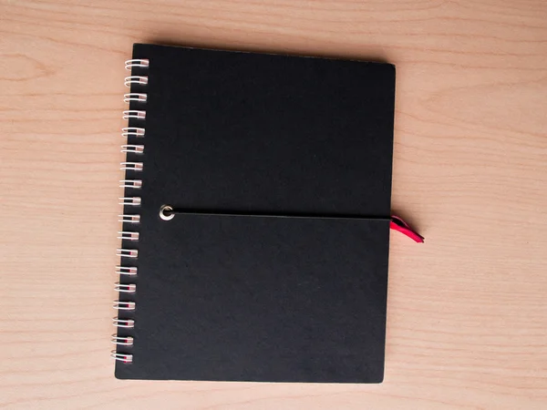 Libro nero sulla scrivania — Foto Stock