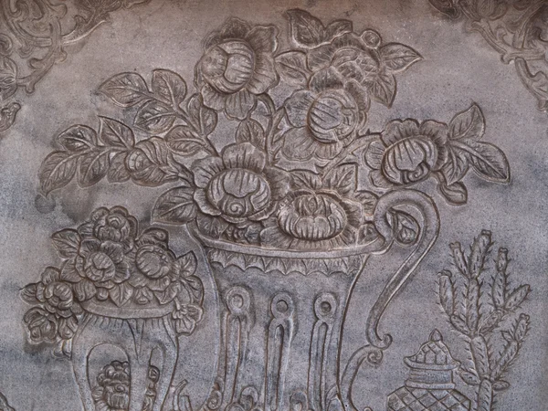 Antike Blumengravur an der Wand — Stockfoto
