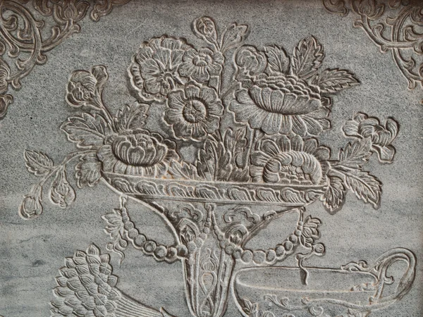 Antike Blumengravur an der Wand — Stockfoto