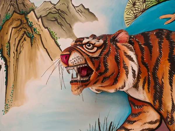Скульптура головы тигра на стене — стоковое фото