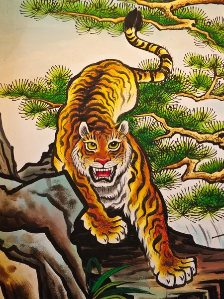 Тигровая скульптура на стене — стоковое фото