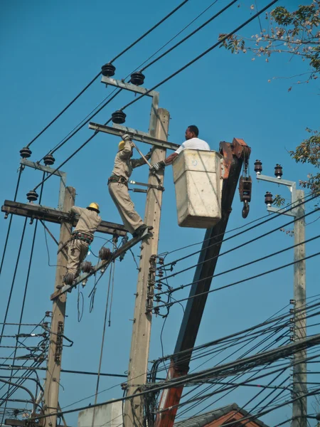Électricien travaillant sur une ligne électrique — Photo