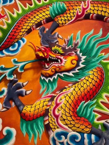 Скульптура дракона на стене — стоковое фото