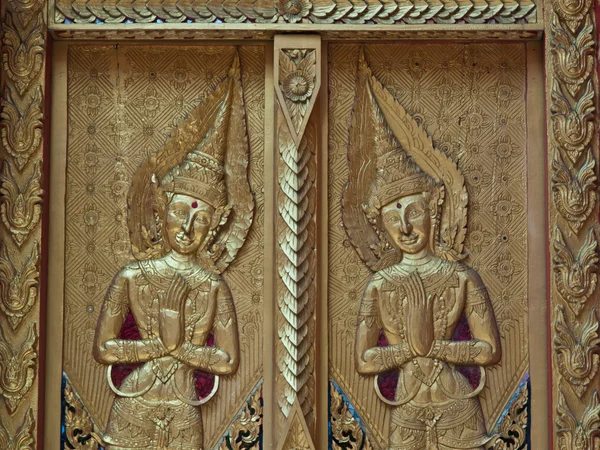木製の寺院のドアの装飾 — ストック写真