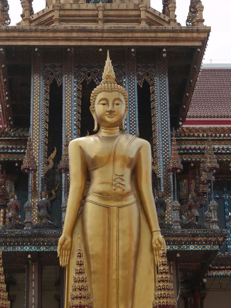 Будда стоять в храме — стоковое фото