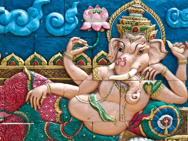 Золотой индуистский бог Ганеш на стене — стоковое фото