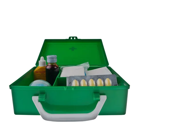 Groene EHBO kit vak tegen een witte achtergrond — Stockfoto