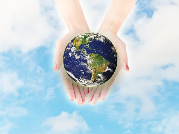 Il globo in mano. Concetto di conservazione dell'ambiente . — Foto Stock