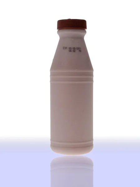 Flaska med färsk mjölk — Stockfoto