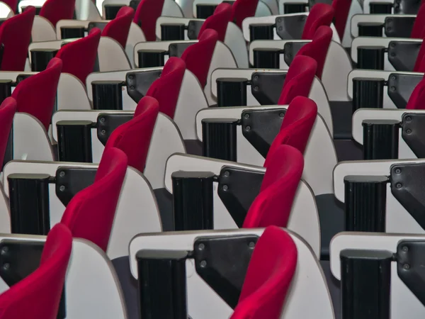 Rader av röda stolar i mötesrummet. — Stockfoto