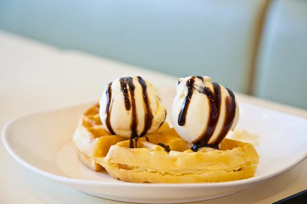 Homestyle vafle s čokoládovou zmrzlinou — Stock fotografie