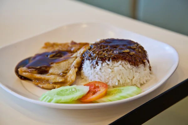 Gegrilde kip, rijst met teriyaki saus en tomaat — Stockfoto