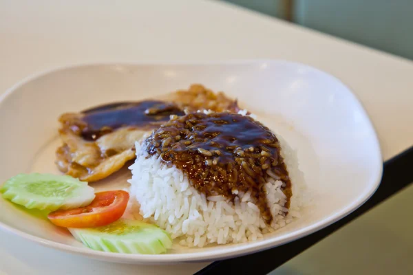 Gegrilde kip, rijst met teriyaki saus en tomaat — Stockfoto