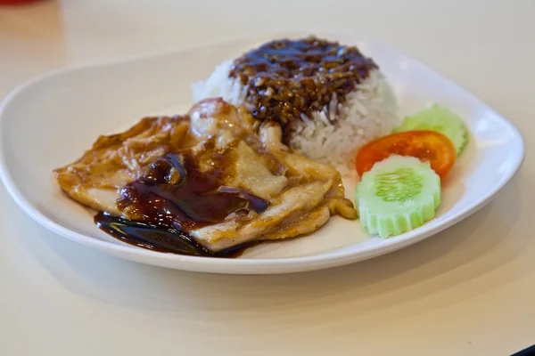 Frango grelhado, arroz com molho teriyaki e tomate — Fotografia de Stock