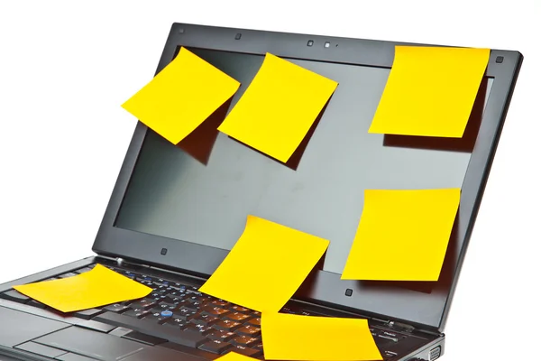 Laptop notebook isolado em branco com postits nele — Fotografia de Stock