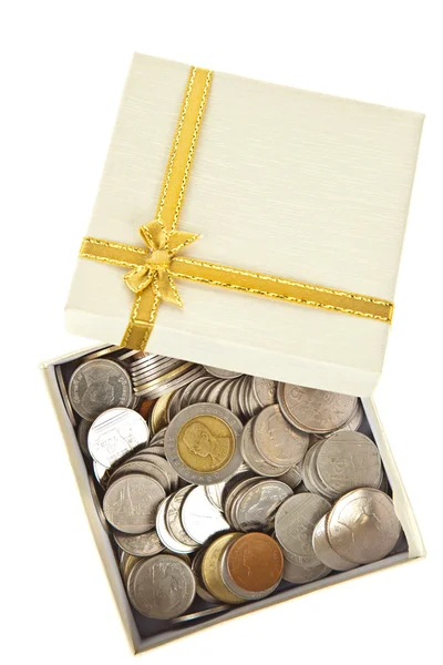 Caixa de presente aberta, contém muitas moedas isoladas no fundo branco — Fotografia de Stock