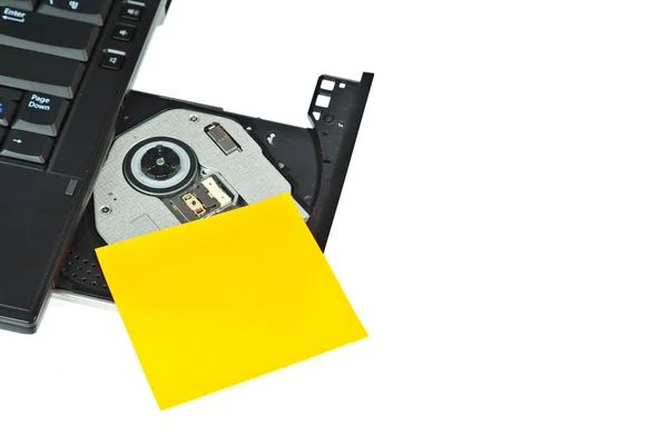 Close-up de um DVD em uma bandeja de laptop e post-it — Fotografia de Stock