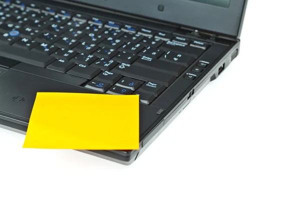 Laptop notebook geïsoleerd op wit met postit op het — Stockfoto