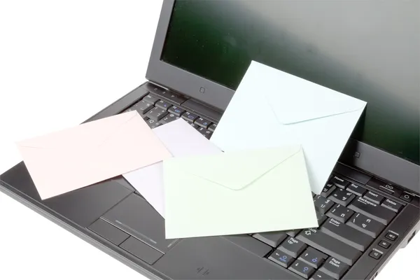 Ноутбук изолирован на белом с почтой на нем — стоковое фото