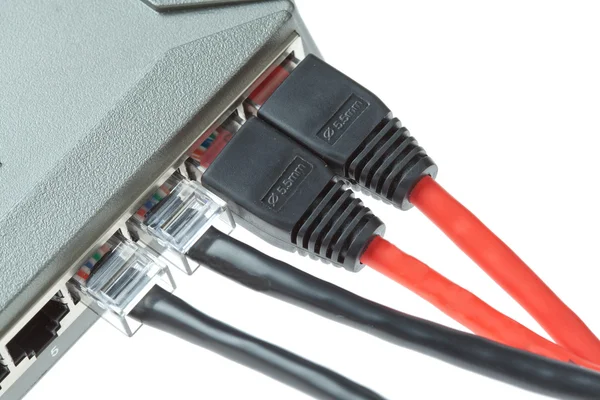 Cables LAN para computadora con router sobre fondo blanco —  Fotos de Stock