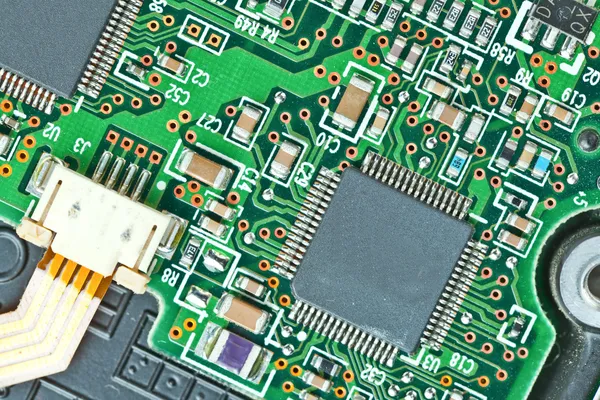 A placa de circuito impresso moderno com componentes eletrônicos macr — Fotografia de Stock
