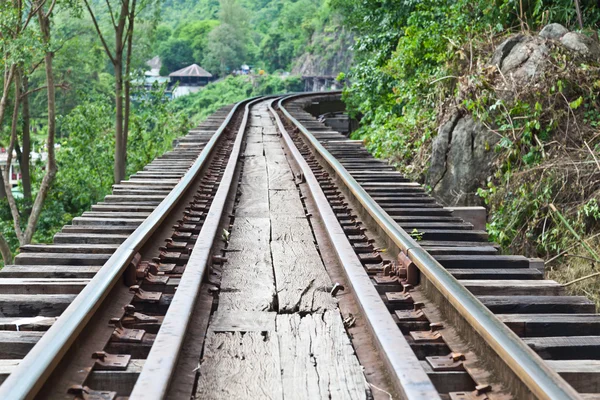 Kurvan tåg räls med en skog i bakgrunden — Stockfoto