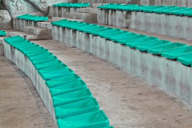 eski plastik yeşil koltuklar Stadı