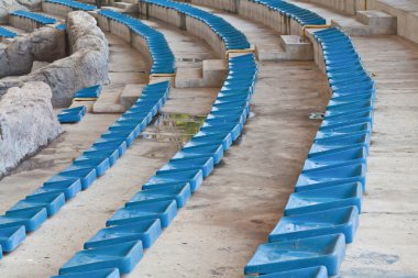 Stadyumdaki eski plastik mavi koltuklar