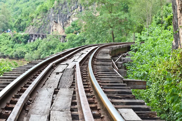 Křivka železniční kolejnice s lesem v pozadí — Stock fotografie