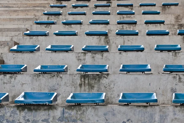 Stadyumdaki eski plastik mavi koltuklar — Stok fotoğraf