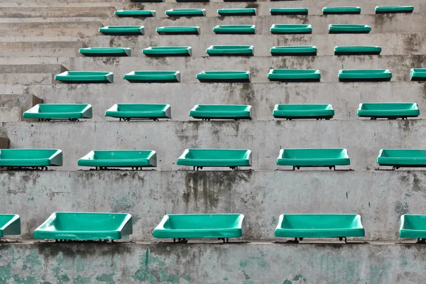 Staré plastové zelené sedačky na stadion — Stock fotografie